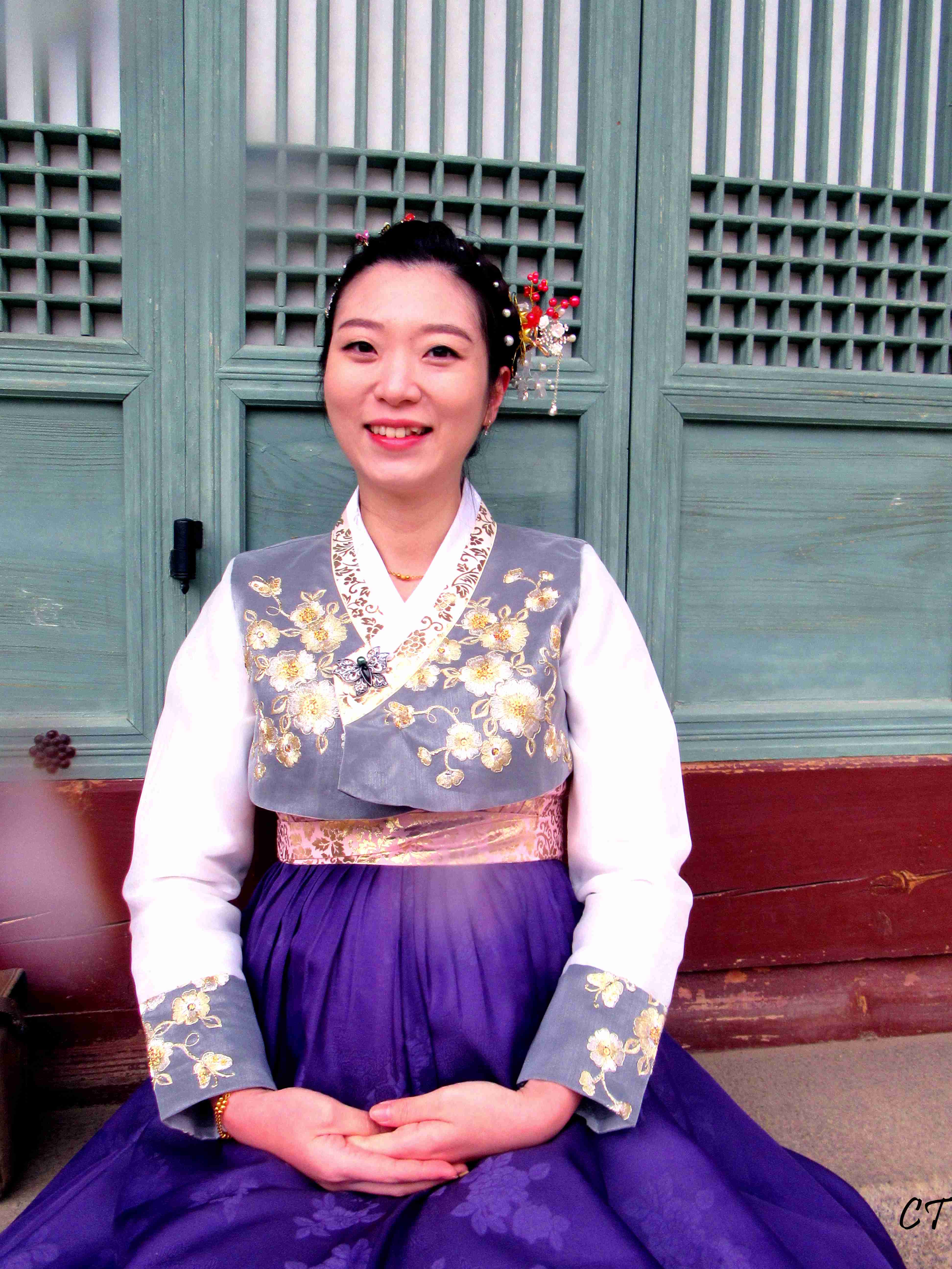 Fille Coréenne Avec Coiffe Et Costume Traditionnel