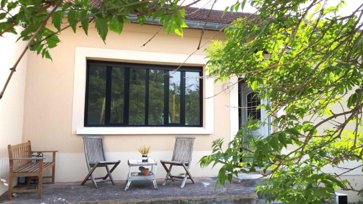 L'atelier dans le jardin , très lumineux avec sa grande fenêtre type industriel